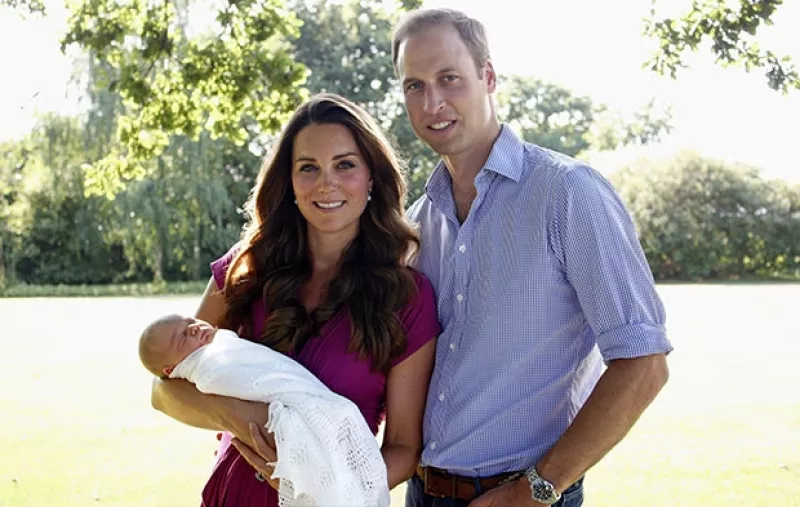 La mañana de este lunes se anunció oficialmente que los Duques de Cambridge le darán un hermanito al príncipe George.