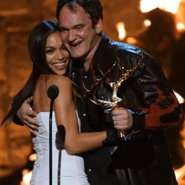 Rosario Dawson abraza a Quentin Tarantino luego de presentarlo con la película más anticipada.