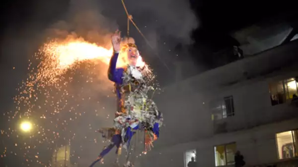 Trump fue una de las efigies que más se quemaron en las celebraciones. (Foto: AFP)