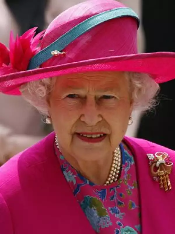 La Reina de Inglaterra ha dicho a los príncipes Guillermo y Harry que cualquier signo de ostentación resultaría inapropiado en los tiempos que corren.