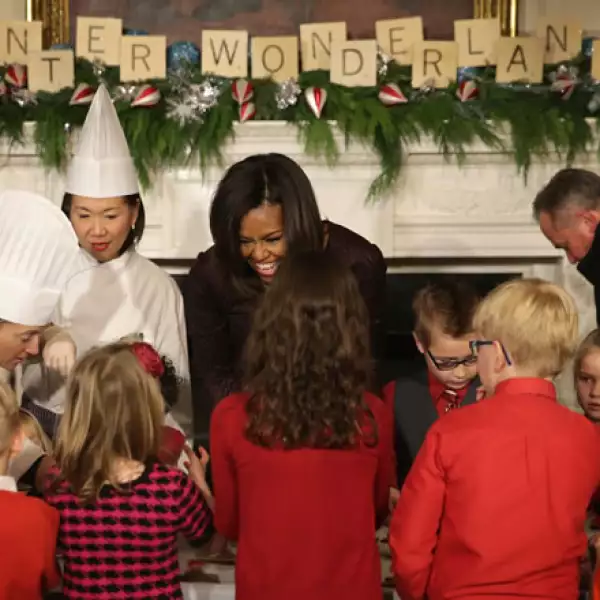Michelle Obama recibe a hijos de militares, con quien hizo galletas navideñas.