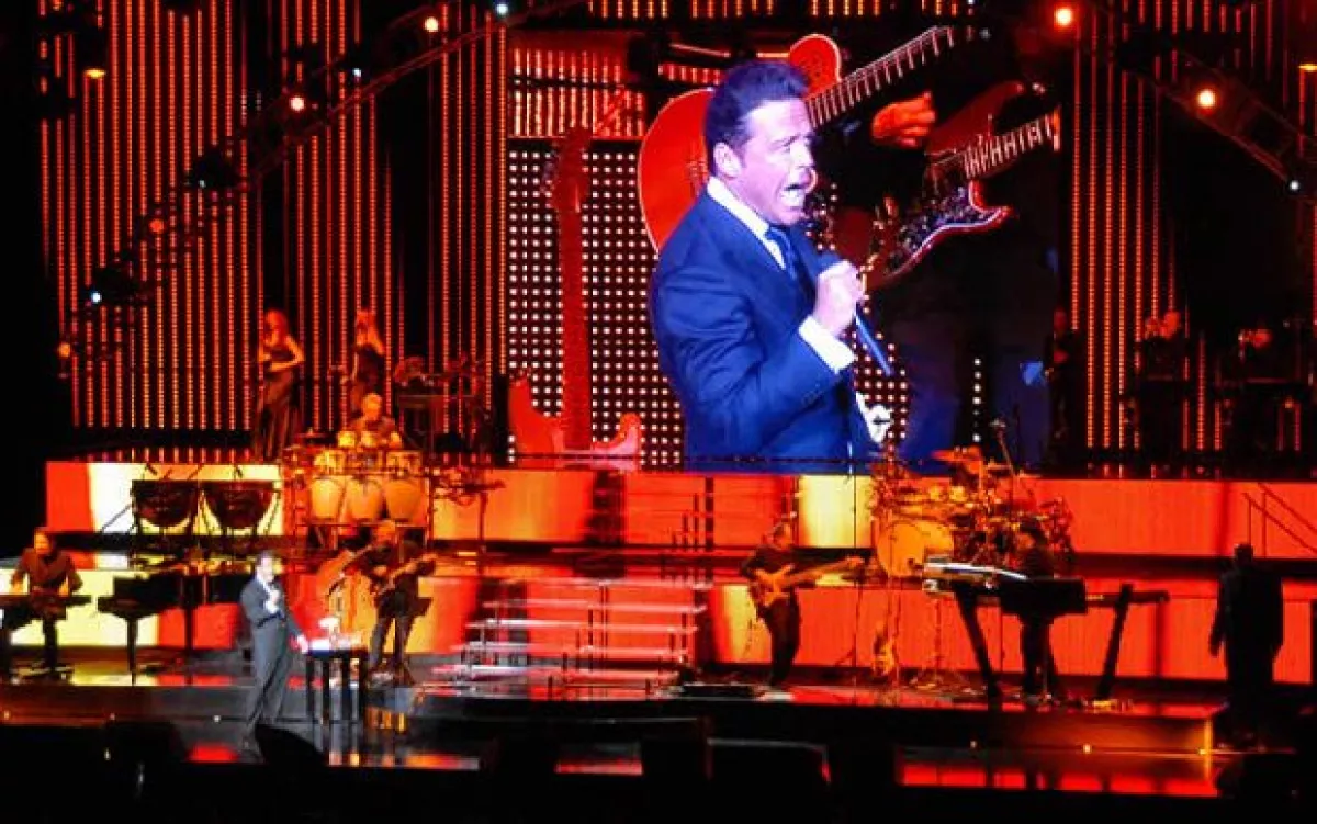 Para los fans de El Sol el poder verlo cantar en vivo es toda un experiencia, lo que hizo esta ocasión más especial fue que recibió la Dalia de Plata por acumular 180 conciertos en el recinto.