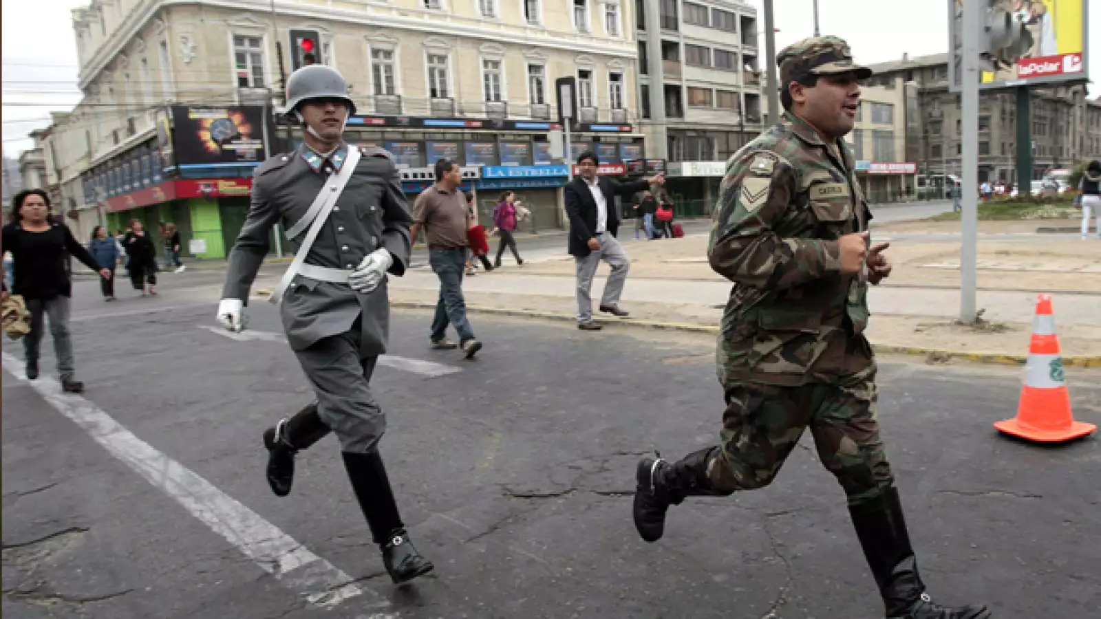 Militares corren durante una alerta de tsunami, en Valparaíso, tras un sismo que impacto la zona central de Chile