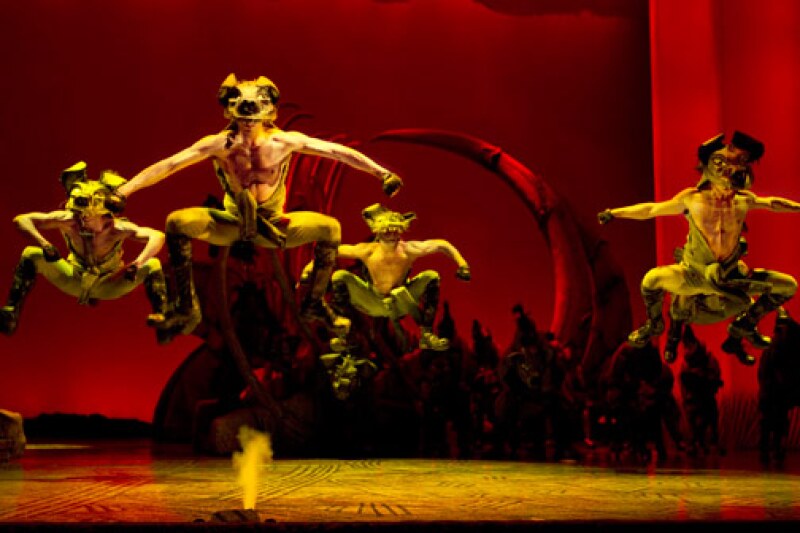 La cámara de Quién tuvo la oportunidad de grabar el número coreográfico de las hienas en el musical del Rey León y nos dejaron boquiabiertos con sus movimientos y sus cuerpos de envidia.
