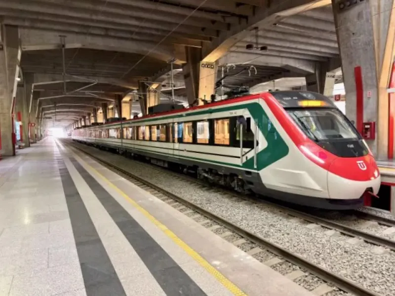 Tren suburbano en la estación de Buenavista.