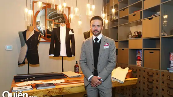 El actor sigue expandiendo su faceta en los negocios y lo acompañamos a la inauguración de su nueva barbería y sastrería en Santa Fe.