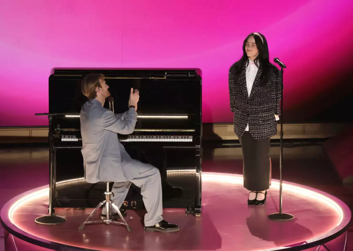 billie eilish y finneas durante su presentación de la cancion "what was i made for?", de la película barbie en los oscar 2024