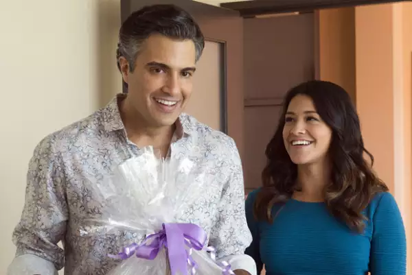 Jaime Camil junto a Gina Rodríguez en Jane the Virgin.