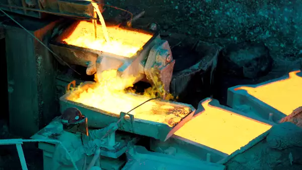Un trabajador monitorea un proceso dentro de la planta en la refinería de cobre de Codelco Ventanas en la ciudad de Ventanas, Chile, 7 de enero de 2015. Foto tomada el 7 de enero de 2015. (Imagen principal del artículo web "El impuesto de EU a un metal podrá cambiar las reglas del juego en América Latina"). 