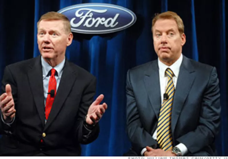 Alan Mulally (izq.) y Bill Ford Jr., fueron premiados con millones de dólares en acciones. (Foto: CNNMoney)