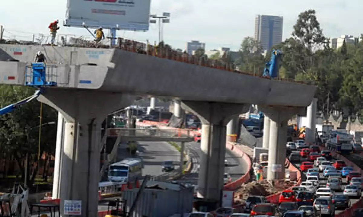La caída de las trabes, que fueron retiradas el martes por la tarde, provocó un caos vial en la zona. (Foto: Notimex)