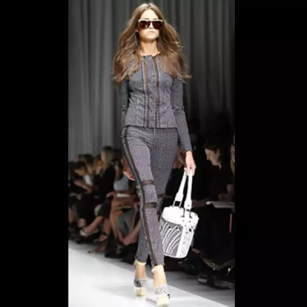 Donatella trabajó con colores energéticos y figuras geométricas para la mujer de hoy.