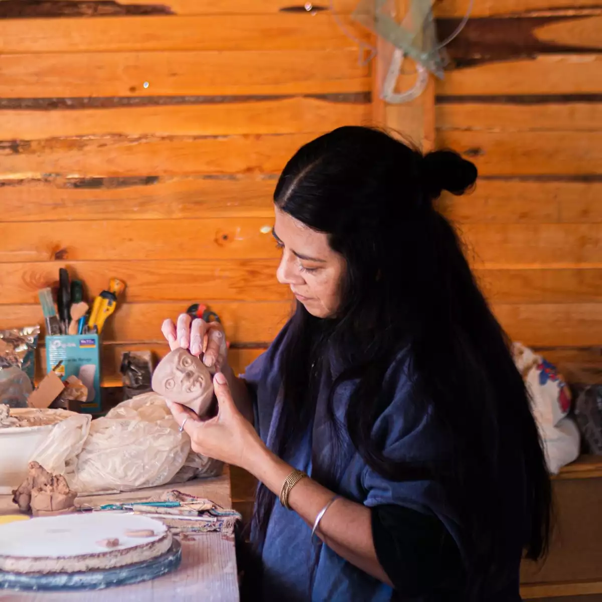 Foto de Isabel Sánchez, artista de ceramica, modelando una pieza