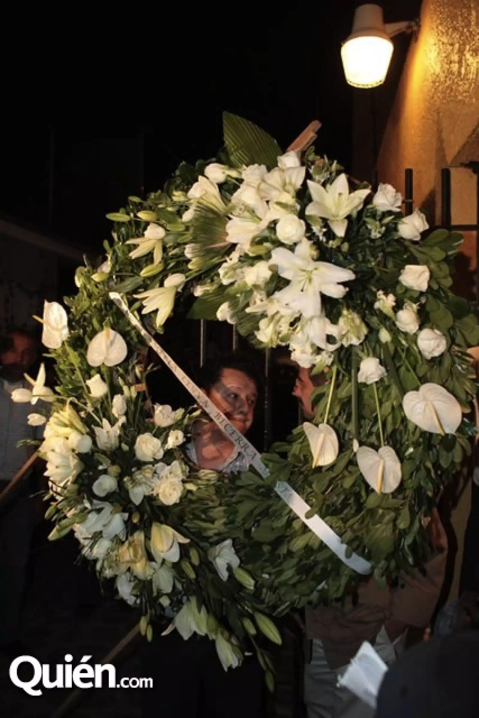 Flores, coronas... a la casa de San Jerónimo llegaron diversas muestras de las condolencias por la pérdida del escritor mexicano.