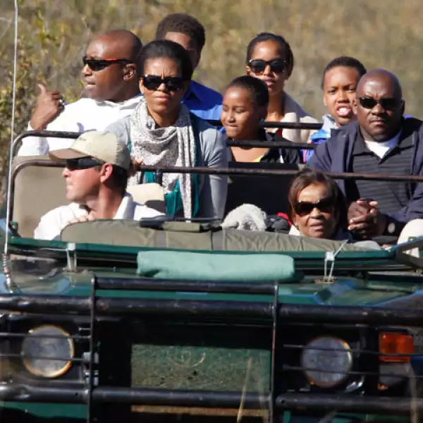 Michelle Obama, junto con sus hijas Malia, de 12 años, y Sasha, de 10; su madre Marian Robinson, una sobrina y un sobrino, se treparon en un vehículo abierto en busca de leones, jirafas, elefantes y otros animales en la Reserva Animal Madikwe en Sudáfrica.