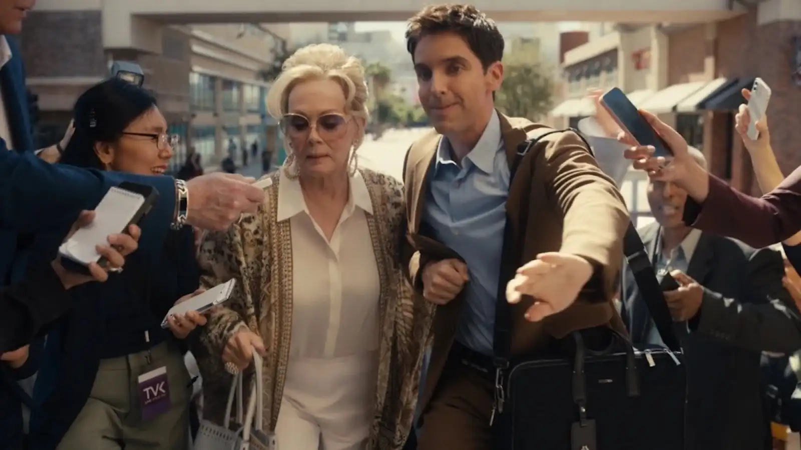 Jean Smart y Paul W. Downs en una escena de la quinta temporada de Hacks. 