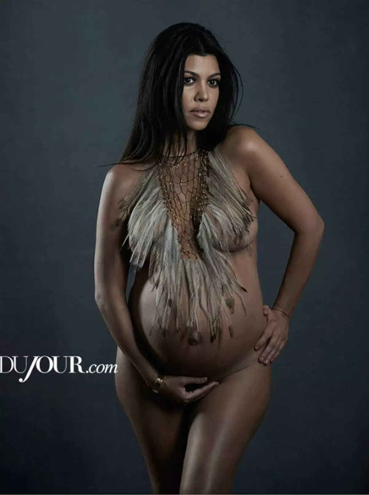 Este mes nacerá su tercer hijo junto a Scott Disick, pero eso no le impide a la estrella de 35 años seguir los pasos de su hermana Kim y mostrar su figura completamente desnuda.