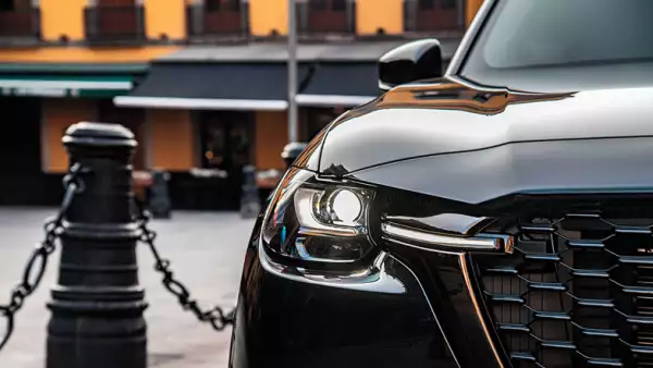 Foto del frente y los faros de la MAZDA CX-70 suv