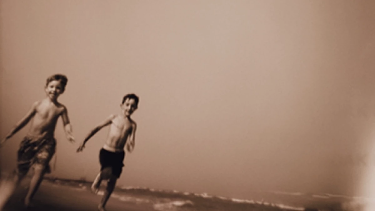 recuerdo memoria nino corriendo playa