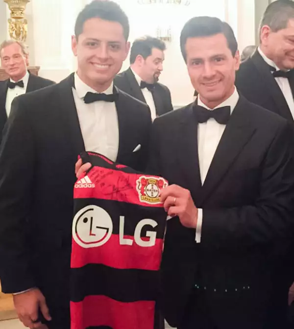 Peña Nieto posó para as cámaras con un jersey de Chicharito, quien es delantero del Bayer.