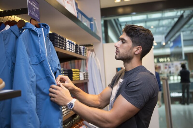 Gabriel echó un vistazo a la nueva colección la cual fue de agrado.