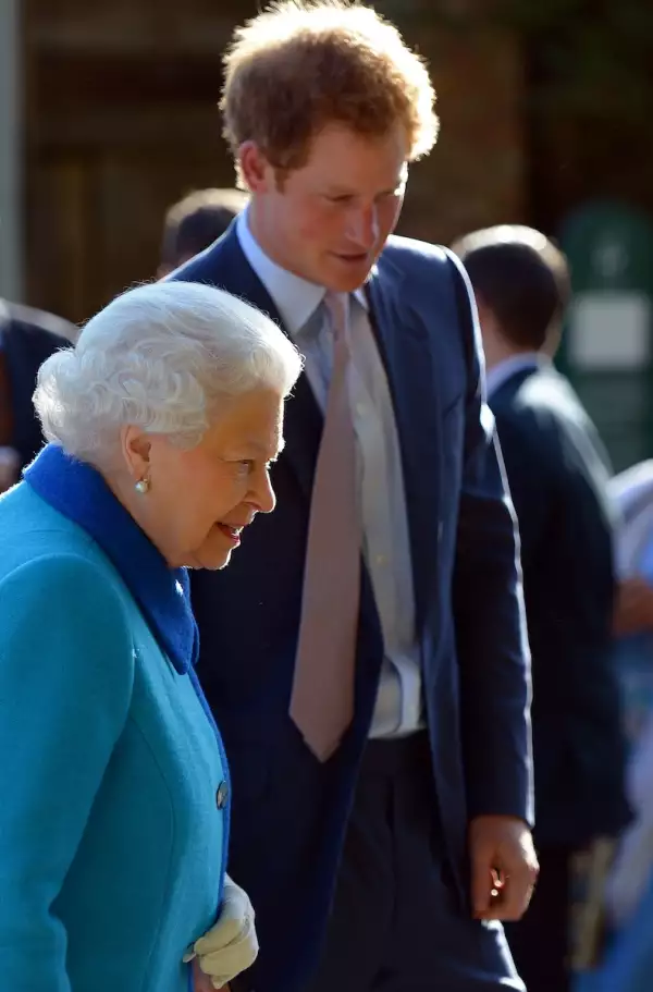 El príncipe Harry y la difunda reina Isabel II