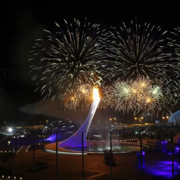 El pebetero fue encendido para así oficializar el inicio de los Juegos Olímpicos de Invierno.