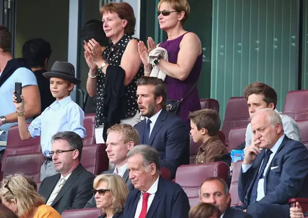 Romeo vistió una camisa de panna café y su papá un elegante blazer azul para la ocasión.