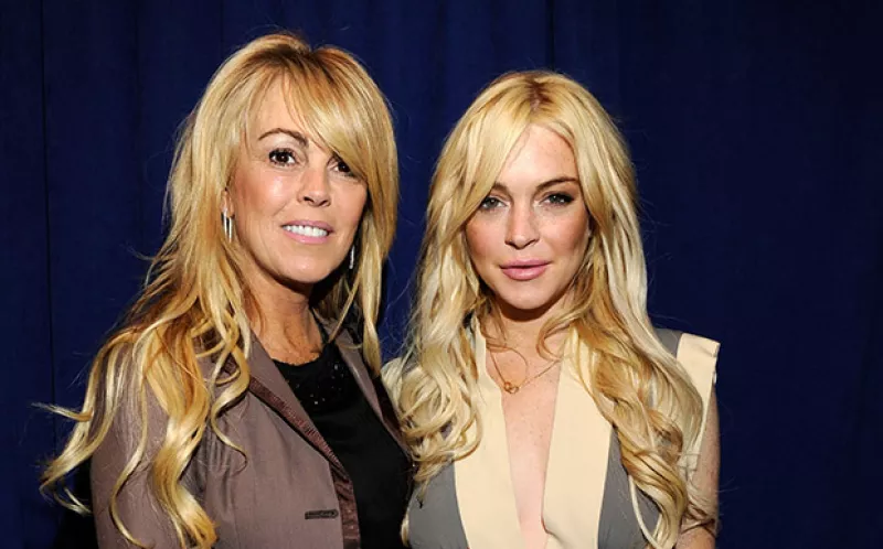 No podría decirse que Dina Lohan es el mejor ejemplo para su hija quien acaba de salir de rehabilitación. Ayer por la noche Dina fue arrestada por conducir ebria.