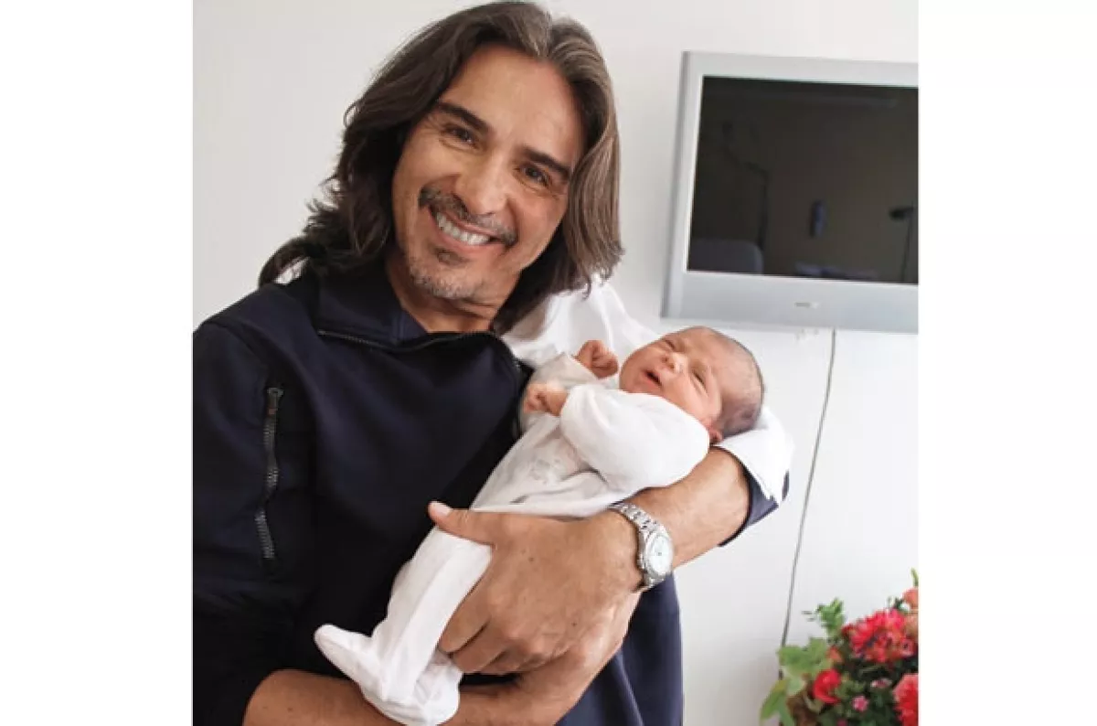 ABUELO FAMOSO: Pedro está feliz con su nieta Isabella, de dos meses.