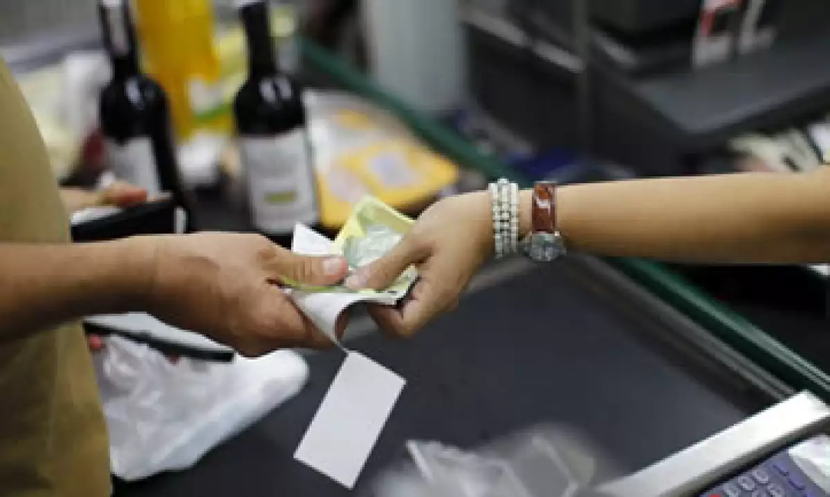 La devaluación golpeará los salarios, pero crecerá los bolívares que dispone el Gobierno. (Foto: Reuters)