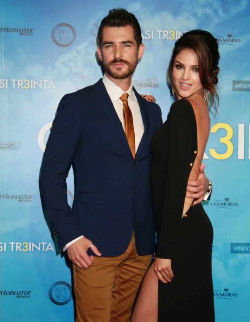 Manuel y Eiza durante la alfombra roja para la premier de "Casi Trienta" en el Distrito Federal.