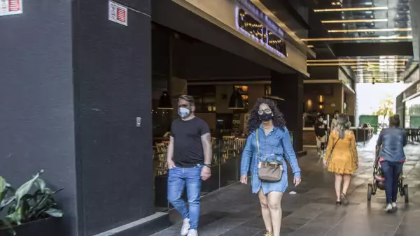 Re Apertura de Centros Comerciales de la Capital, aún estabdo en semáforo Rojo. El Gobierno de la Ciudad permite la reapertura de negocios no esenciales.