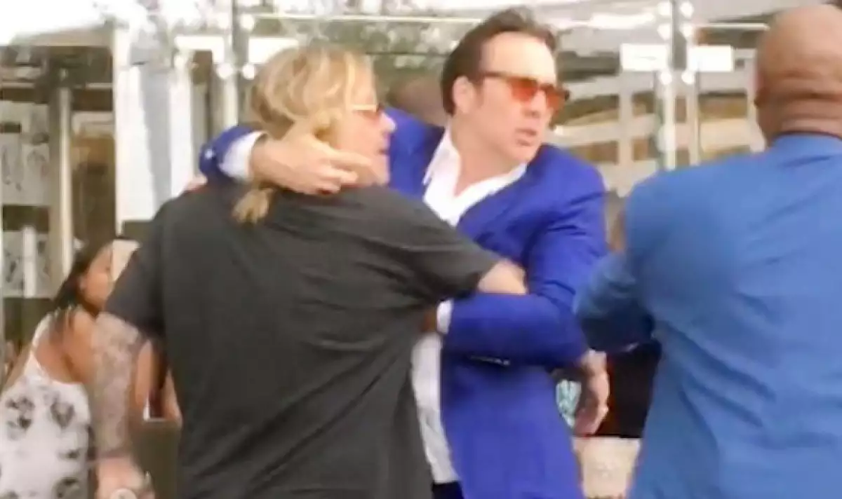 El actor no pudo evitar entrometerse después de ver como Vince Neil, cantante de la banda Mötley Crüe, jalara a una mujer y la aventara al suelo.
