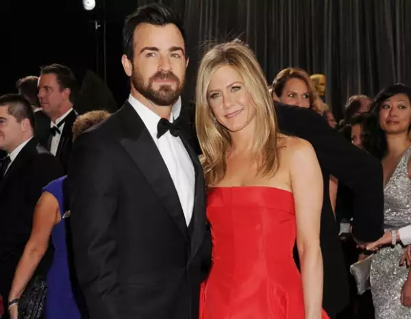 La boda estaba programada para este mayo, sin embargo, la pareja no ha podido llegar a un acuerdo en cuanto al tipo de evento que quieren, por lo que será retrasada algunos meses más.