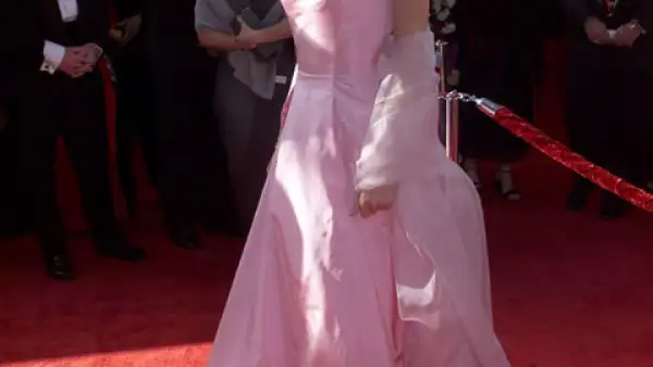 El vestido Ralph Lauren que Gwyneth Paltrow llevó a los Oscar de 1999 es inolvidable.