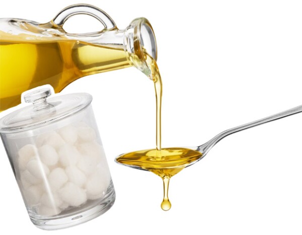 Aplicda unas gotas de aceite de oliva en un algodón para hacer crecer tus pestañas.