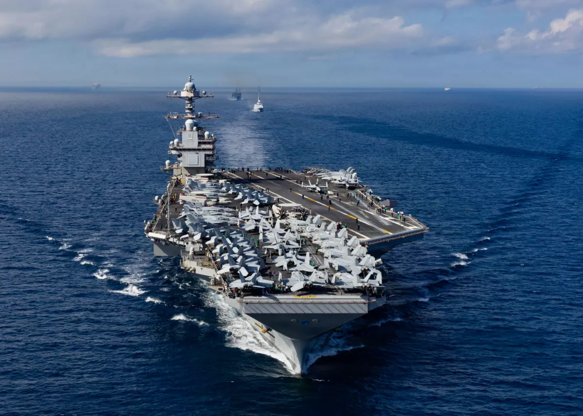 De adelante hacia atrás, el portaaviones más grande del mundo, el USS Gerald R. Ford (CVN 78), la fragata multipropósito FREMM de la Real Marina Marroquí Mohammed VI (701) y el buque de combate de apoyo rápido del Comando Militar de Transporte Marítimo USNS Supply (T-AOE 6), vapor en formación mientras transita por el Estrecho de Gibraltar, octubre. 1, 2025 (Imagen principal del artículo web "La ofensiva marítima de EU contra el narcotráfico es la más grande en más de 35 años"). 