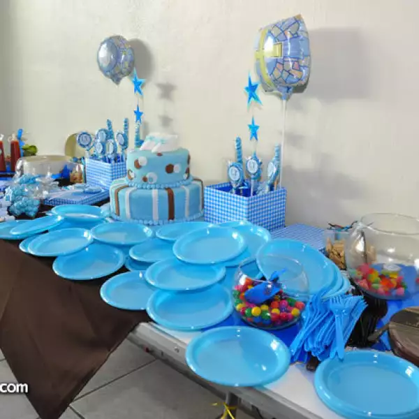 Mesa de regalos y barra de postres