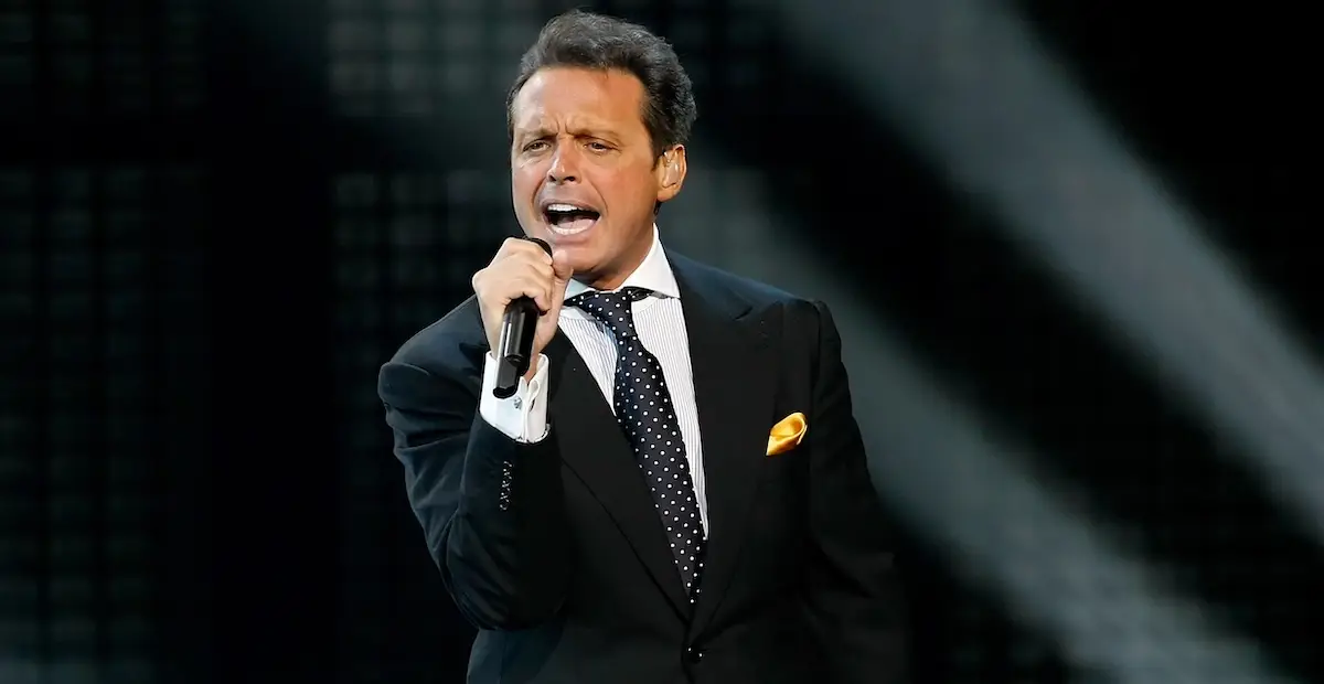 Luis Miguel cantando en concierto.