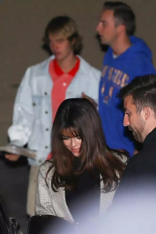 Selena y Justin en coche