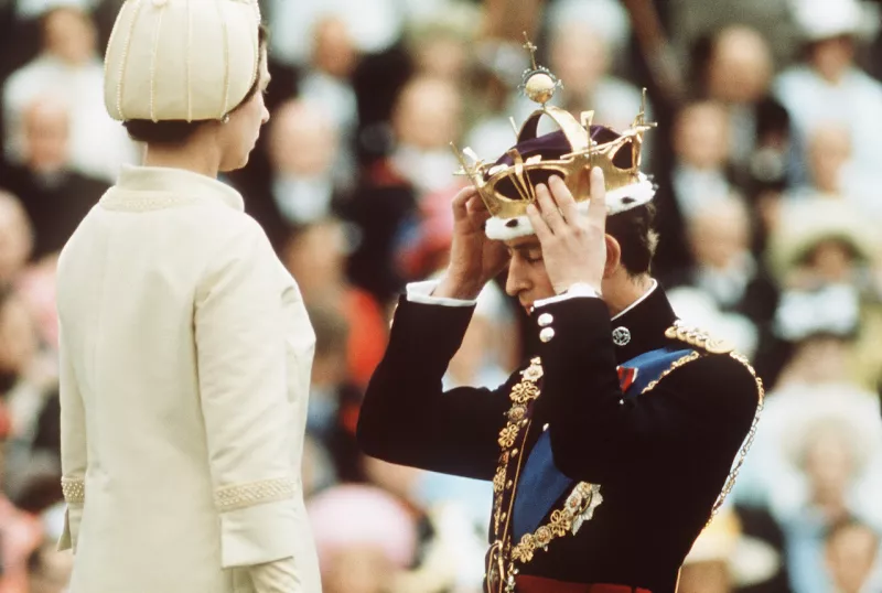 Reina Isabel II y príncipe Carlos