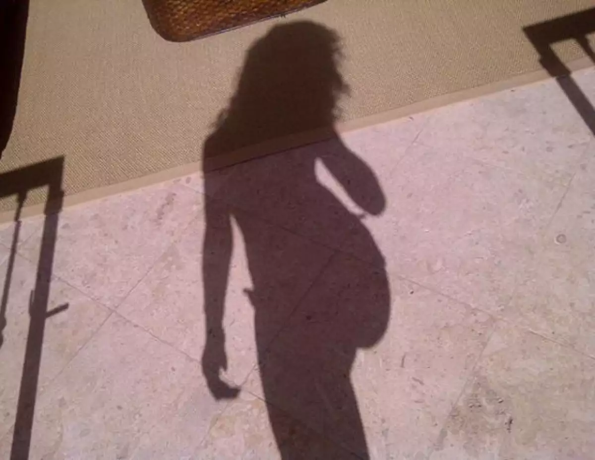La sensual morena está disfrutando del calor de su ciudad natal y ha dejado a más de uno con la boca abierta al posarse en traje de baño.