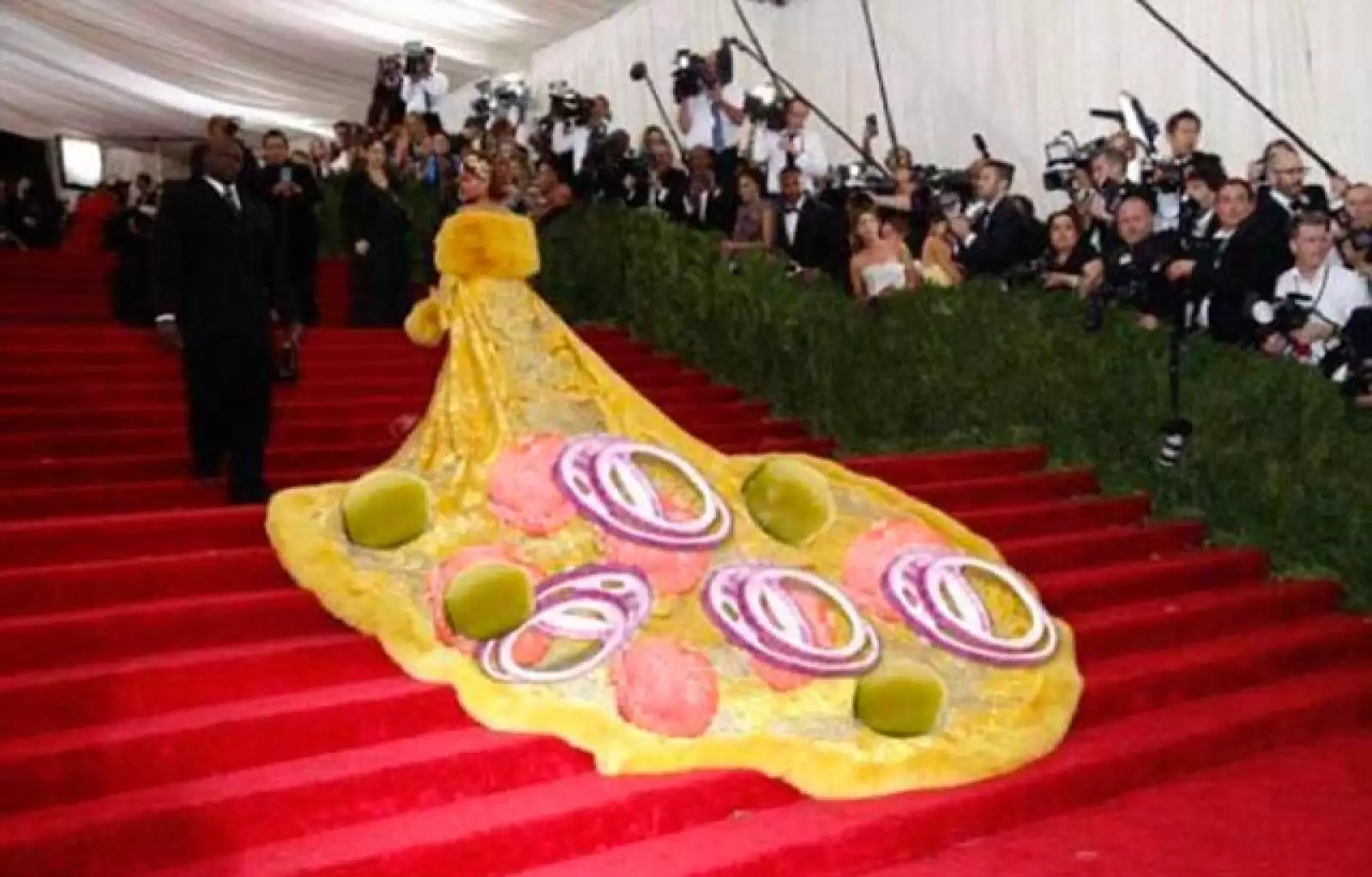 Usuarios de la red compararon el vestido con un omelet.