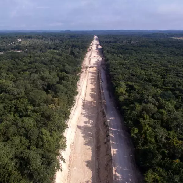 Vista aérea de la ruta del Tren Maya en Escarcega, Campeche. 