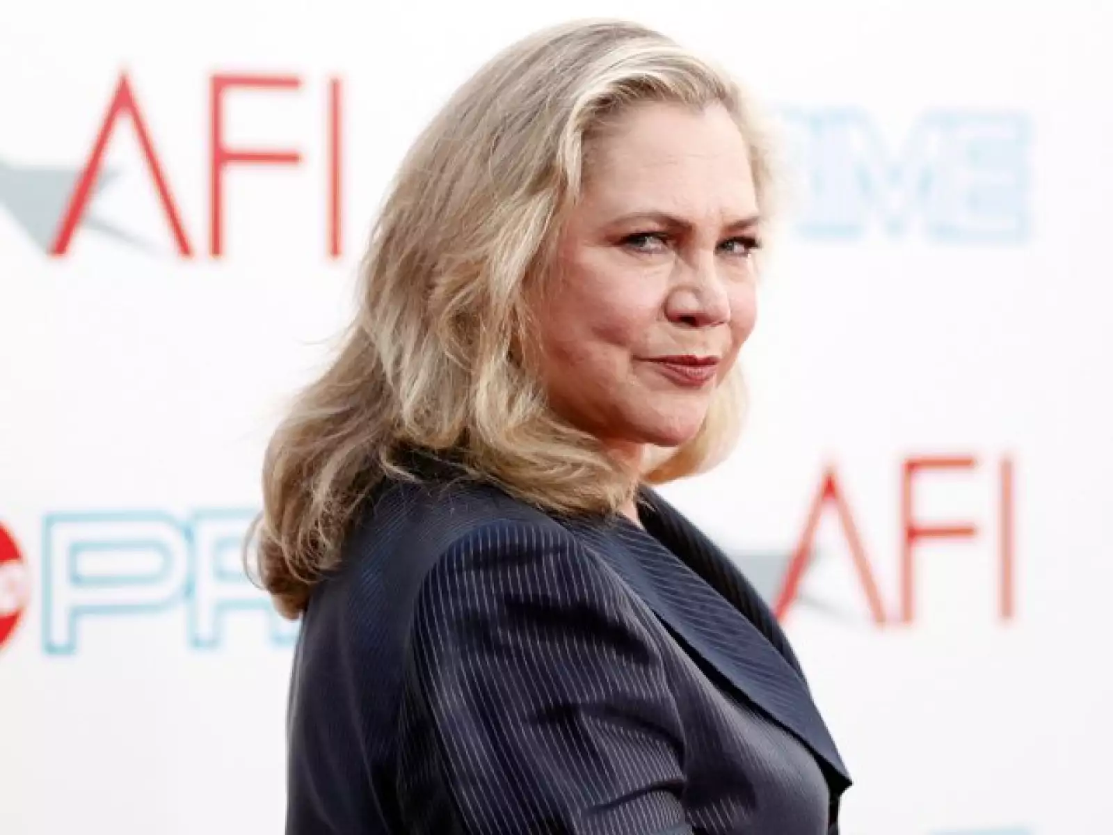 A pesar de su larga trayectoria fílmica, Kathleen Turner regaló una sonirsa tímida a las cámaras.