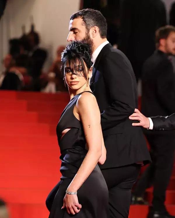 Dua Lipa y Romain Gavras en el Festival de Cine de Cannes