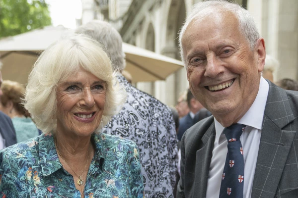 Camila reina consorte y Gyles Brandreth