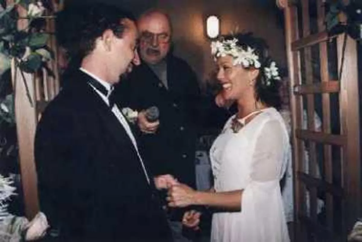 La única boda que tuvo Alejandra Guzmán fue con Farell Goodman en 1998.