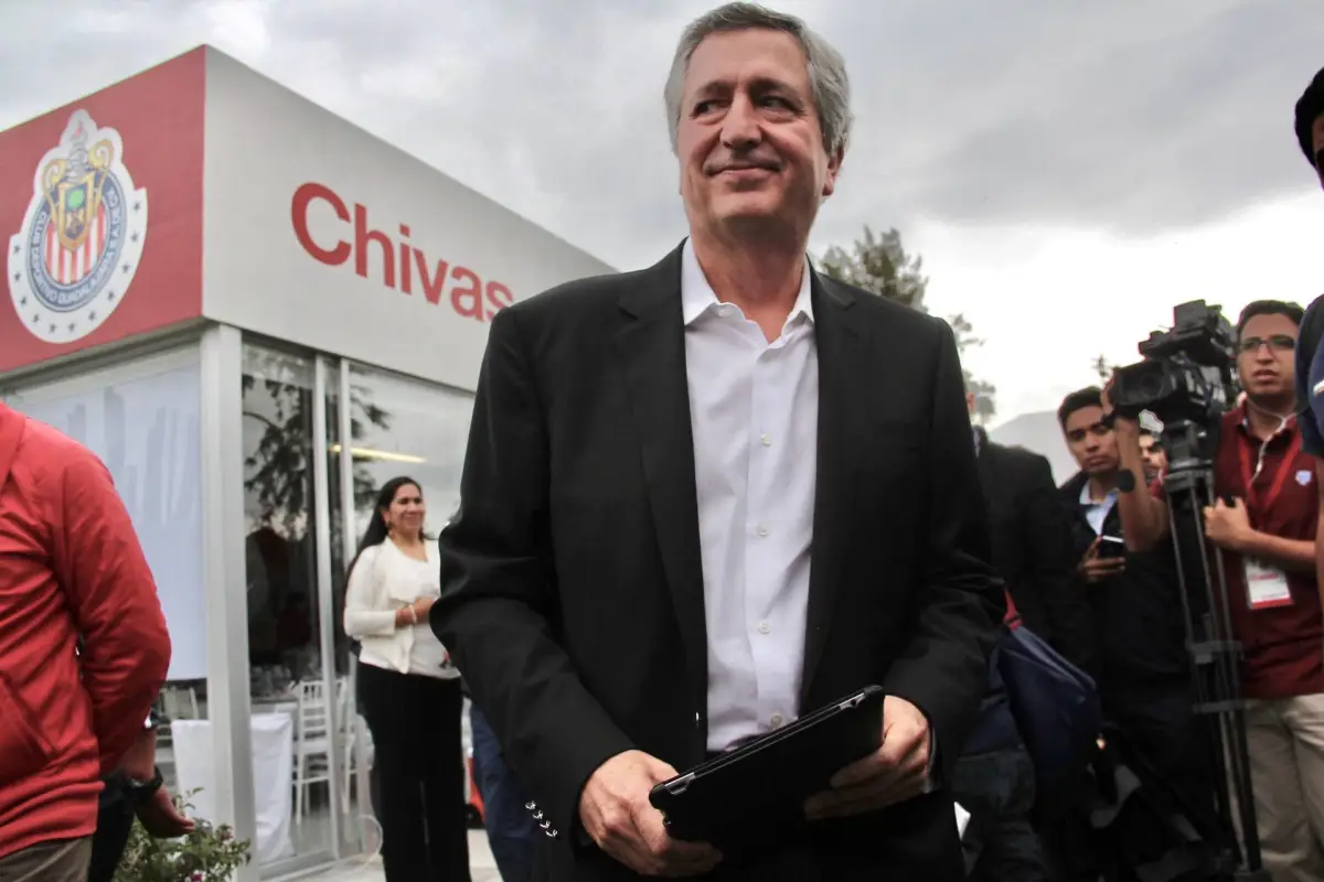 Jorge Vergara, empresario, fundador de Grupo Omnilife y propietario de Chivas, falleció el 15 de noviembre de 2019 a los 64 años. Durante su etapa al frente del club también impulsó la expansión de la marca rojiblanca hacia Estados Unidos con Chivas USA, proyecto que participó en la MLS. En la imagen, Vergara durante una reunión con medios de comunicación en 2013